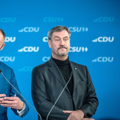 17.12.2024, Berlin: Friedrich Merz (l), CDU-Bundesvorsitzender und CDU/CSU-Fraktionsvorsitzender im Bundestag, spricht neben Markus Söder, (CSU), Ministerpräsident von Bayern und CSU-Vorsitzender, bei der Vorstellung des gemeinsamen Wahlprogramms für die Bundestagswahl 2025 nach der Sitzung der Vorstände von CDU und CSU. Foto: Michael Kappeler/dpa +++ dpa-Bildfunk +++