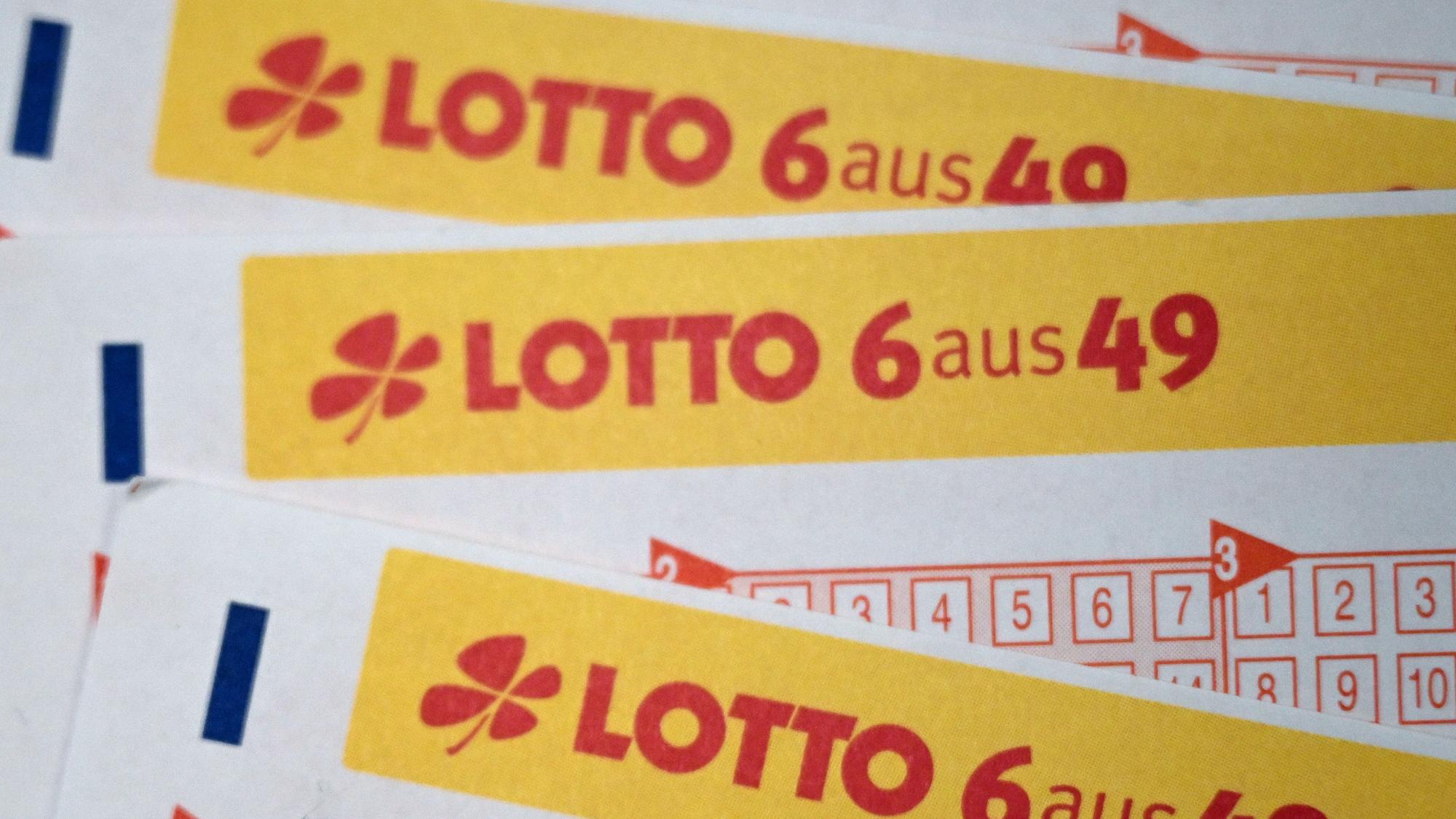 Mehrere Lottoscheine mit der Aufschrift „6 aus 49“.