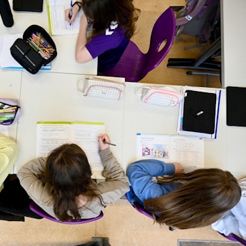 Die Evangelische Gesamtschule Gelsenkirchen blickt am Donnerstag, 22. Februar 2024 auf eine 25-jährige Geschichte zurück. Schüler lernen in einer Klasse. Foto: Ingo Otto / FUNKE Foto Services