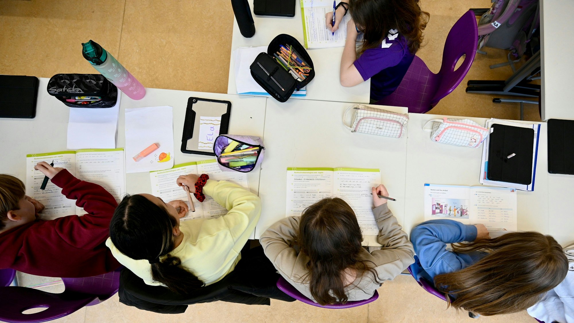 Die Evangelische Gesamtschule Gelsenkirchen blickt am Donnerstag, 22. Februar 2024 auf eine 25-jährige Geschichte zurück. Schüler lernen in einer Klasse. Foto: Ingo Otto / FUNKE Foto Services