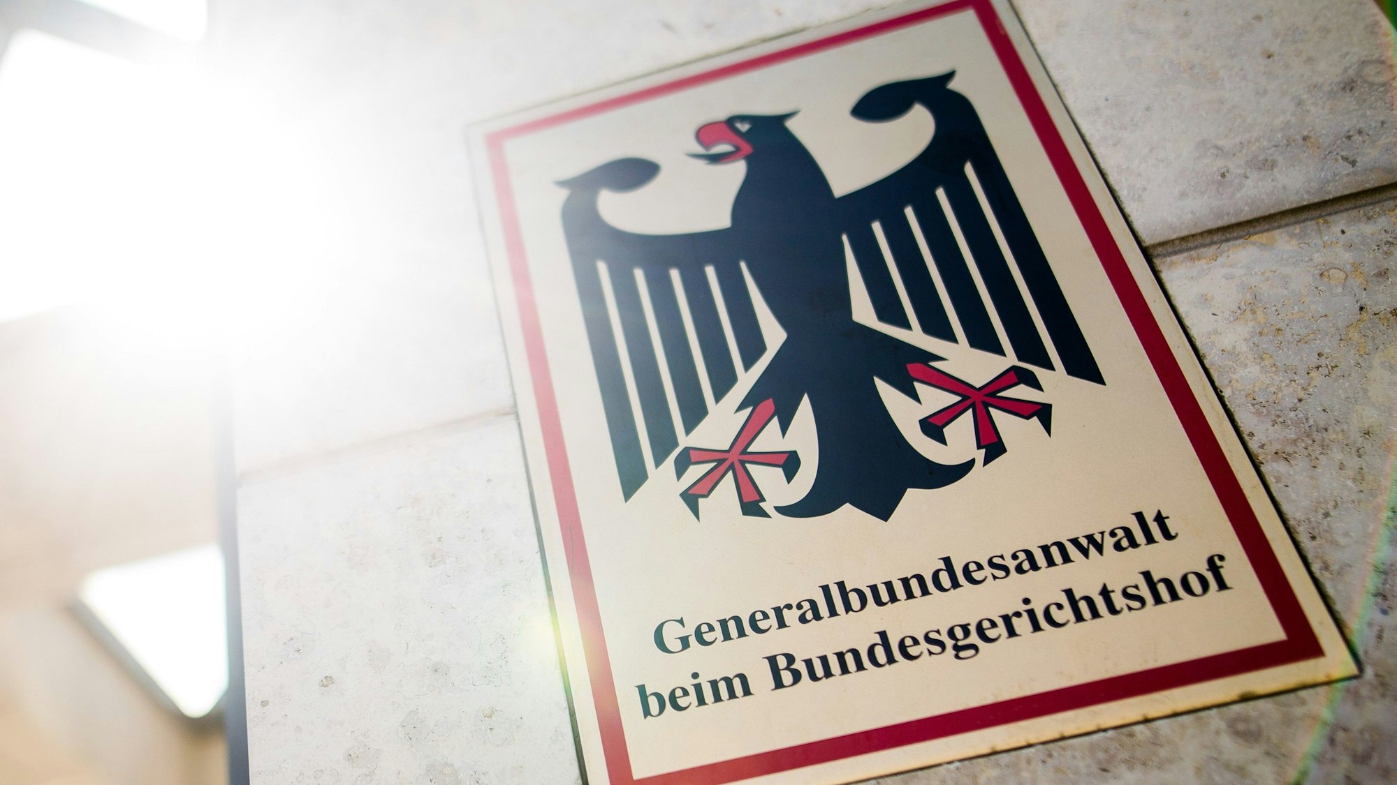 ARCHIV - 17.06.2019, Baden-Württemberg, Karlsruhe: «Generalbundesanwalt beim Bundesgerichtshof» steht auf einem Schild am Eingang zum Gebäude der Bundesanwaltschaft. (zu dpa: «Mutmaßliche Spionage für China - Anklage in Düsseldorf») Foto: Christoph Schmidt/dpa +++ dpa-Bildfunk +++