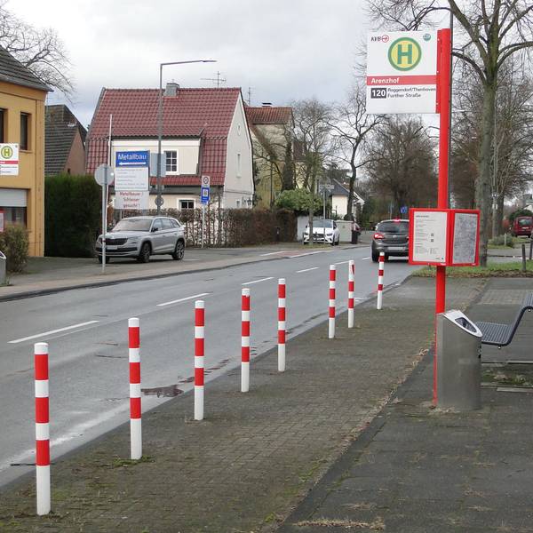 Die Reihe von Pollern soll verhindern, dass die versetzte Haltestelle von Falschparkern blockiert wird.