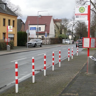 Die Reihe von Pollern soll verhindern, dass die versetzte Haltestelle von Falschparkern blockiert wird.
