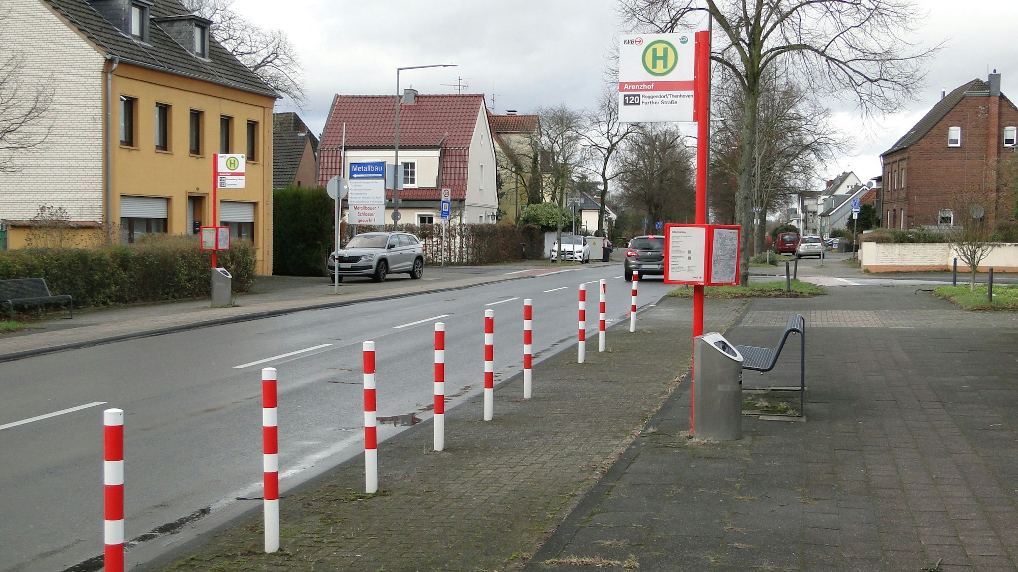 Die Reihe von Pollern soll verhindern, dass die versetzte Haltestelle von Falschparkern blockiert wird.