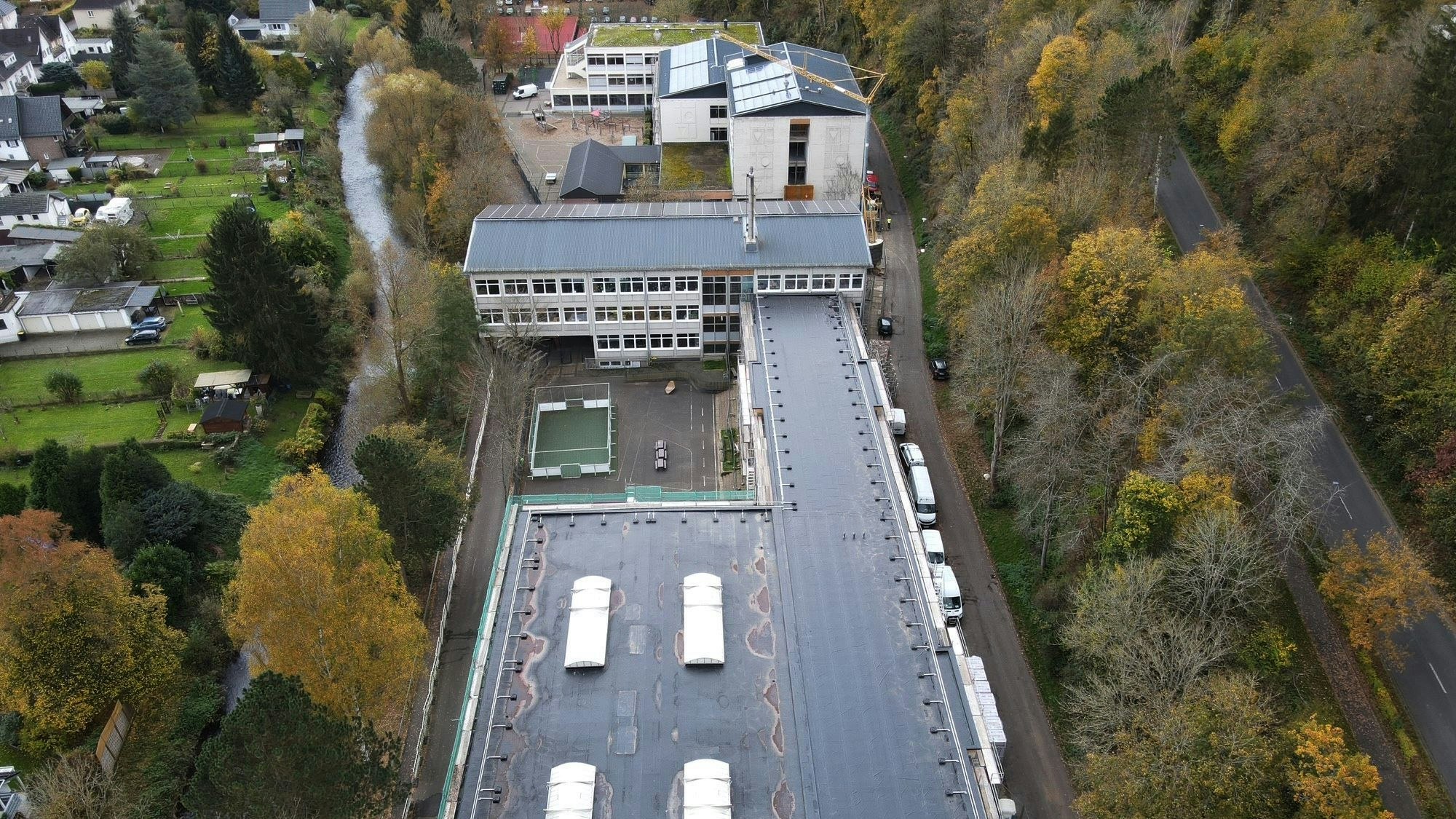 Drohnenaufnahme mit Blick über das Schulzentrum.