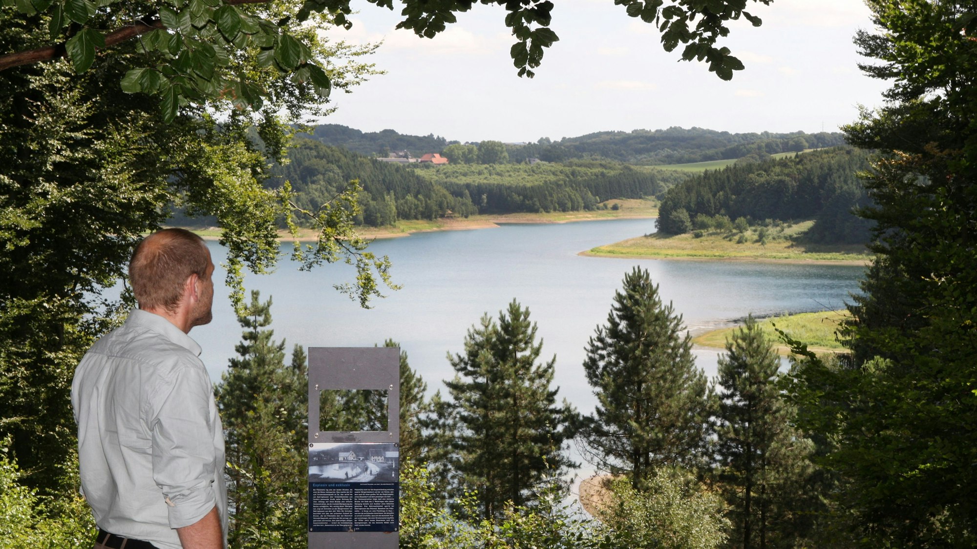 Wupperverbands-Förster Torsten Klingenhoff blickt auf die Große Dhünn-Talsperre.