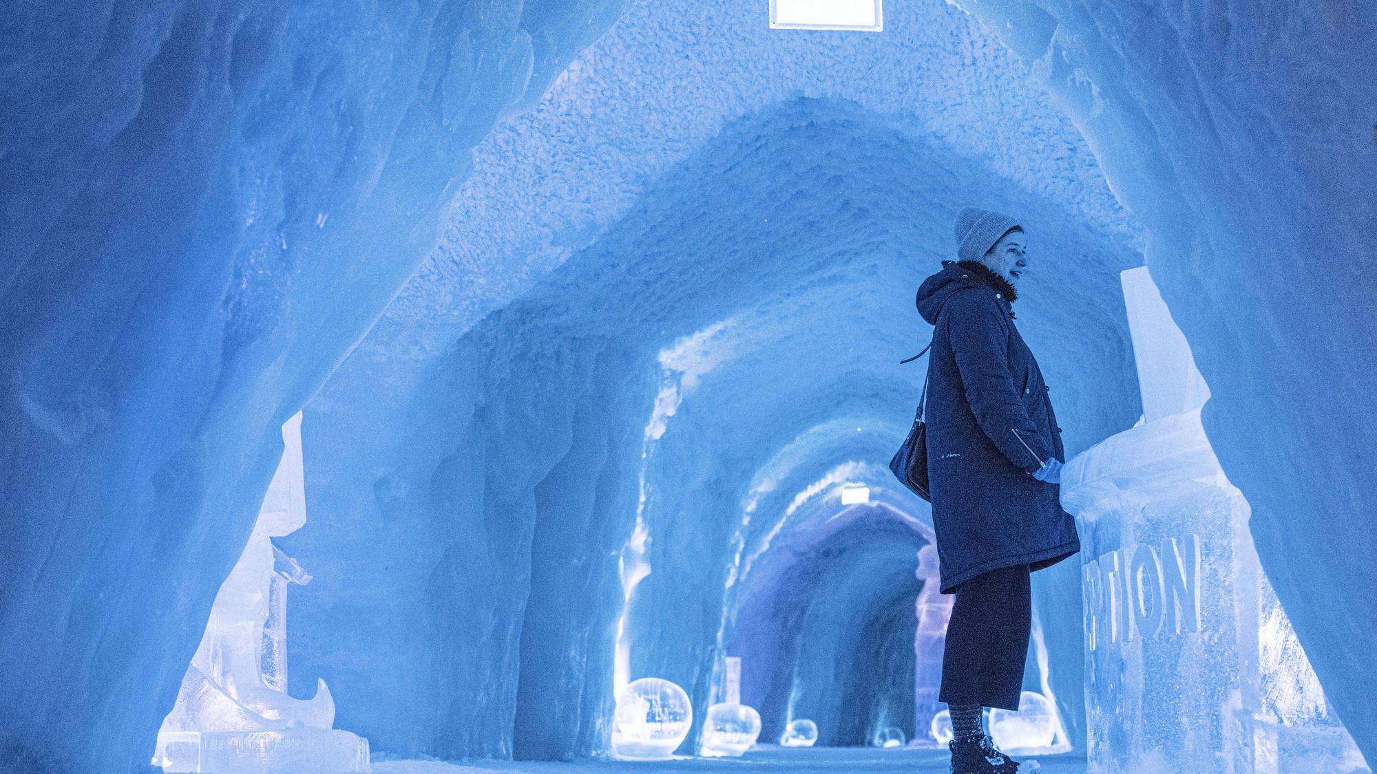 Eine Frau steht im Snowhotel in Norwegen.