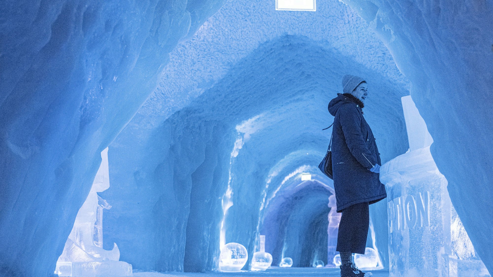 Eine Frau steht im Snowhotel in Norwegen.