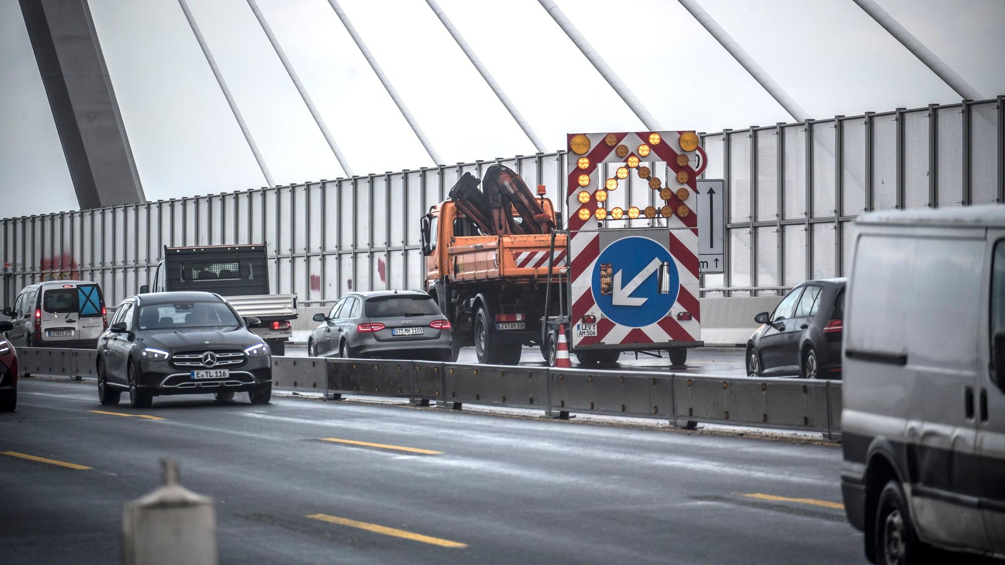 Die rechte Fahrbahn wurde gesperrt.