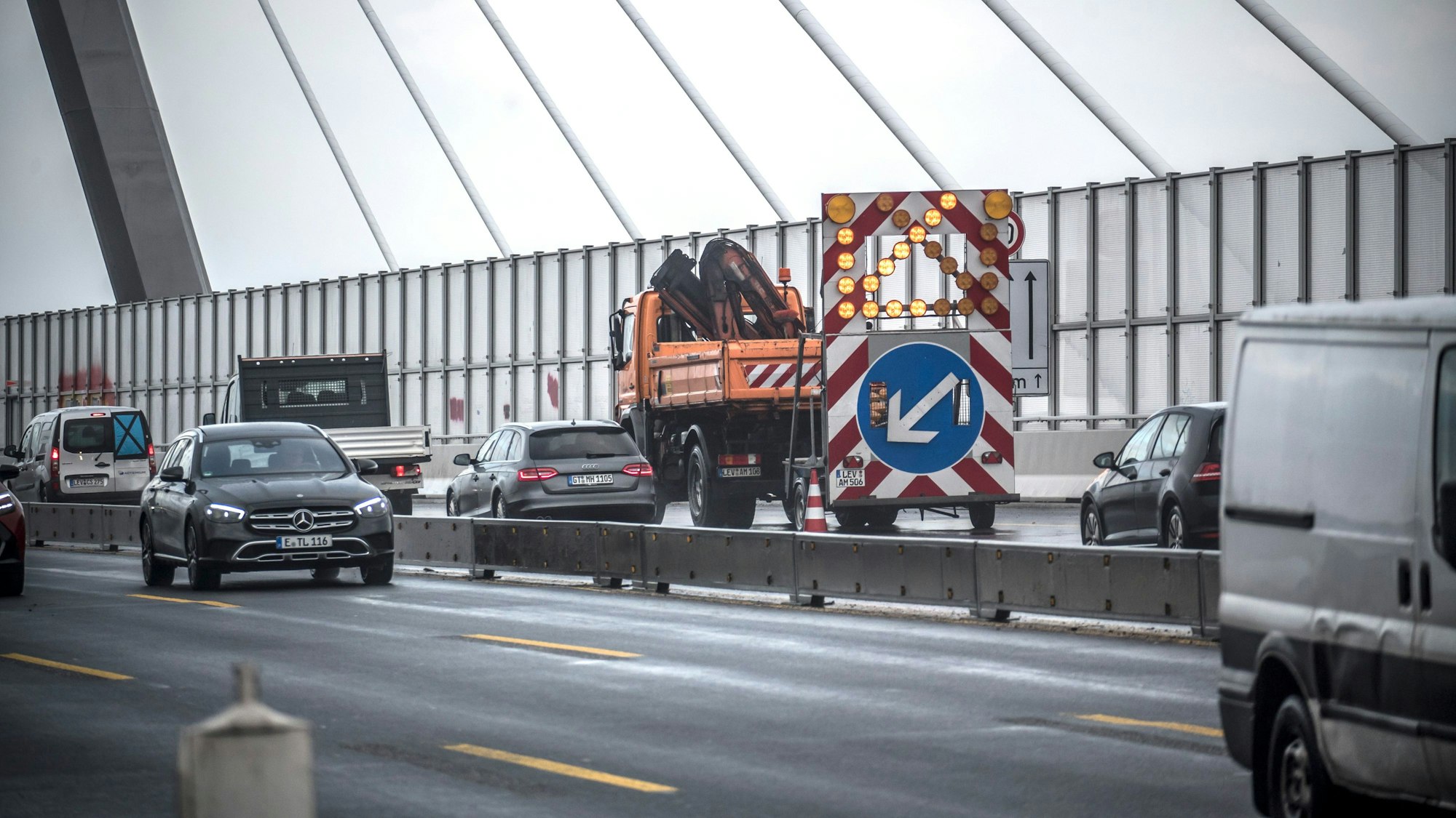 Die rechte Fahrbahn wurde gesperrt.