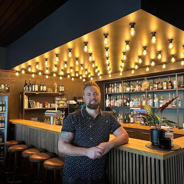 Florian Lüllwitz-Knupp, Betreiber „Fliegerhütte" in seinem Restaurant