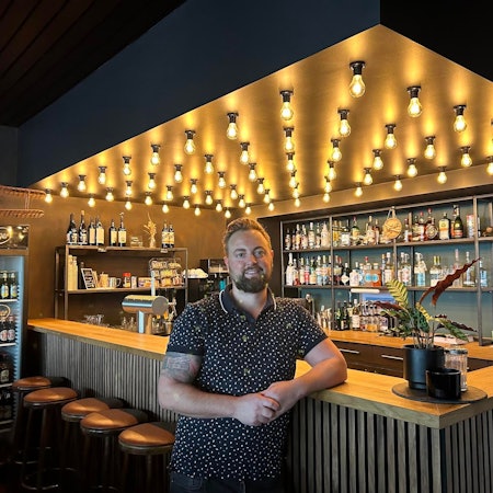 Florian Lüllwitz-Knupp, Betreiber „Fliegerhütte" in seinem Restaurant