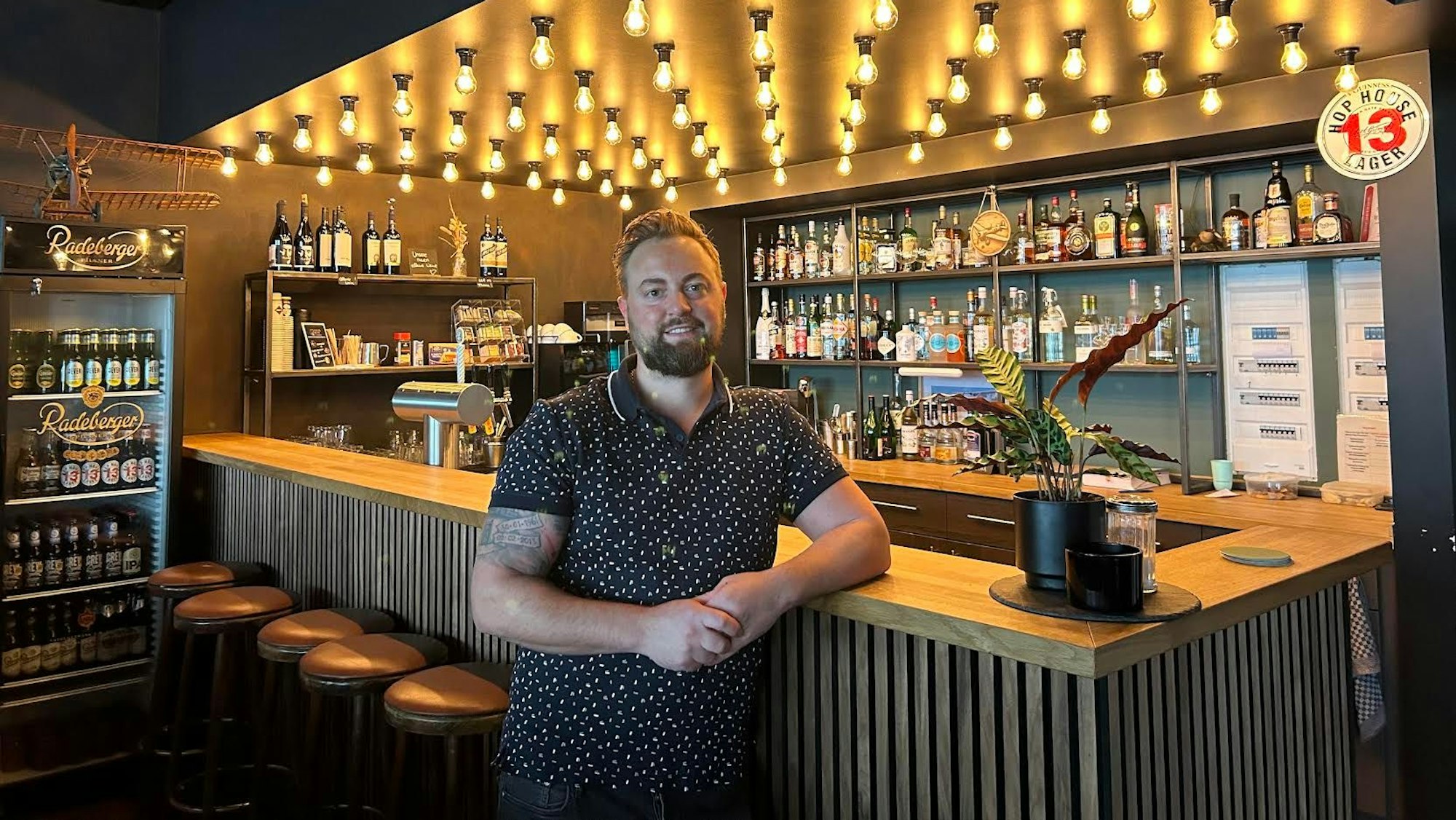 Florian Lüllwitz-Knupp, Betreiber „Fliegerhütte" in seinem Restaurant