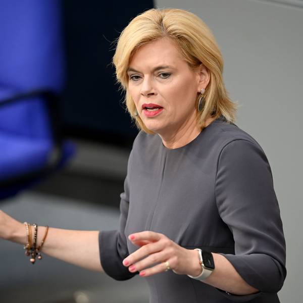 Julia Klöckner (CDU), Mitglied des Deutschen Bundestages, spricht im Plenum des Bundestages während einer Debatte über Handels- und Außenwirtschaftbeziehungen in der EU.