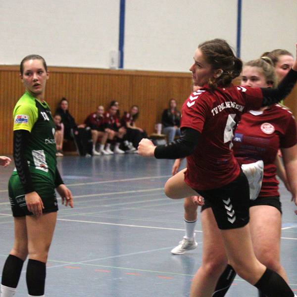 Palmersheims Spielerin Marei Nuss holt zum Wurf aus. Eine Gegenspielerin schaut hilflos zu.
