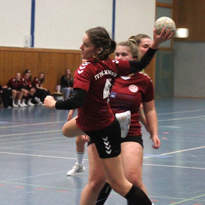 Palmersheims Spielerin Marei Nuss holt zum Wurf aus. Eine Gegenspielerin schaut hilflos zu.