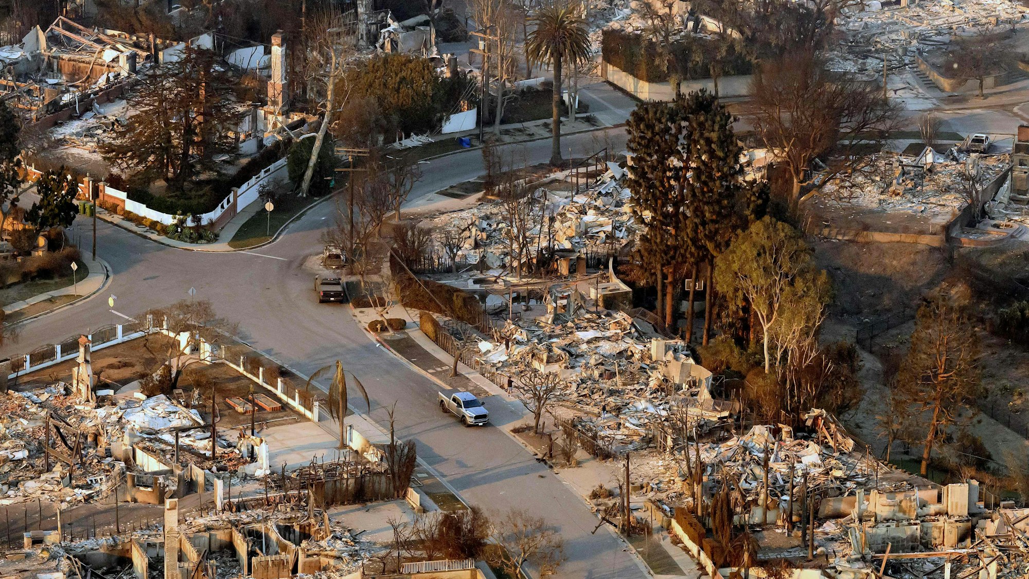 Die Häuser im Stadtteil Pacific Palisades in Los Angeles sind völlig ausgebrannt.