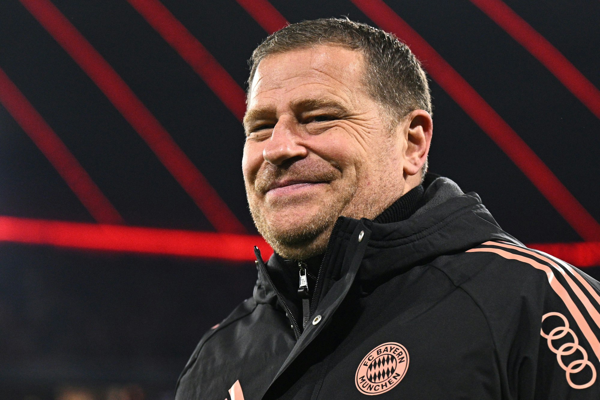 Max Eberl, Sportvorstand des FC Bayern München, lacht vor dem Spiel.