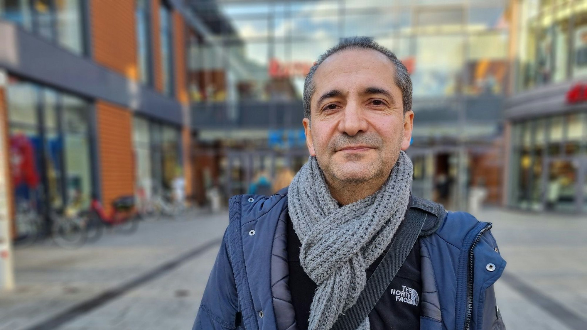 Ein Mann steht vor einem Gebäude.