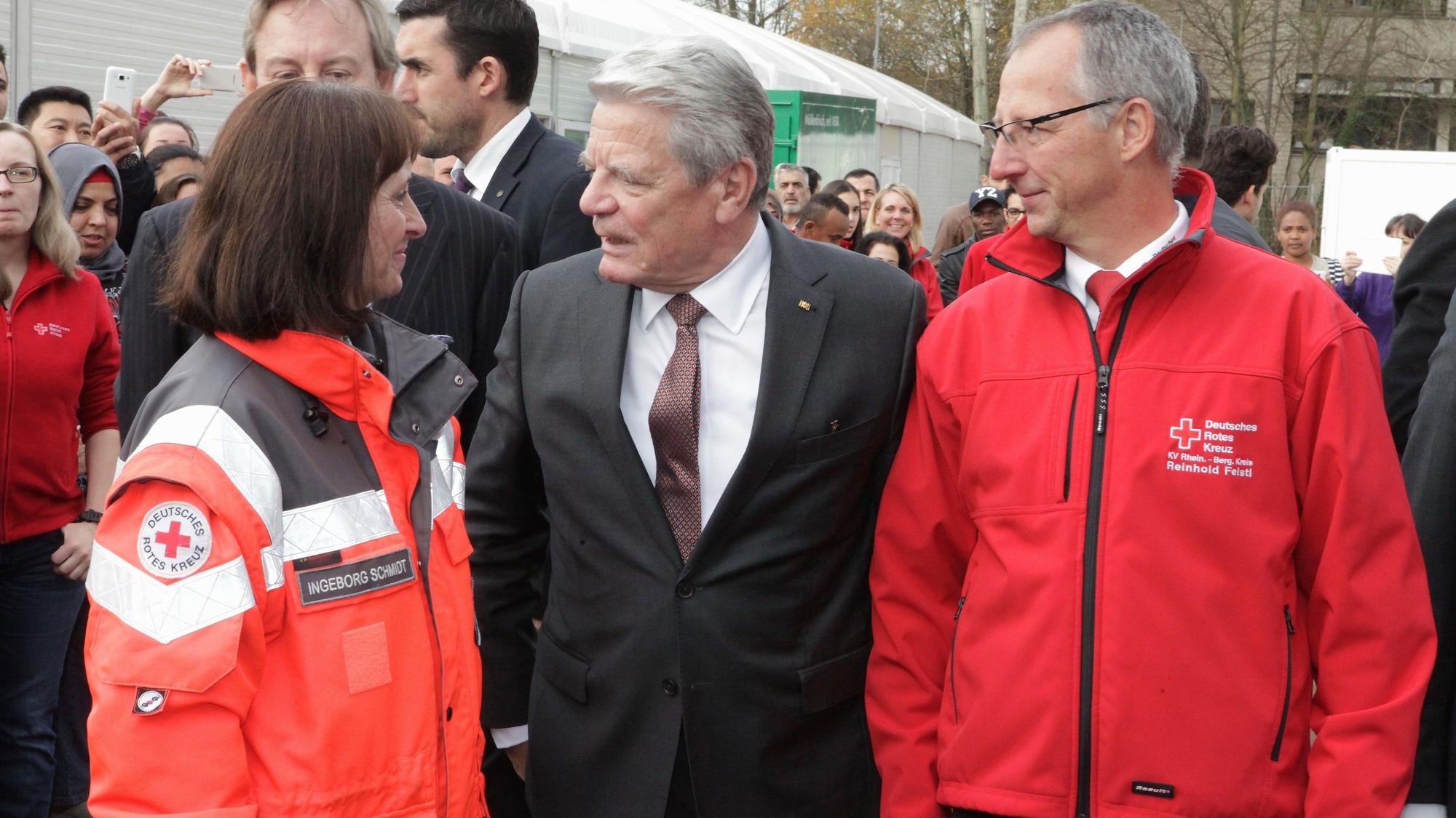 Bundespräsident Joachim Gauck besucht die Flüchtlinge in Bergisch Gladbach und trifft das Deutsche Rote Kreuz an der Zelt-Unterkunft in Katterbach.