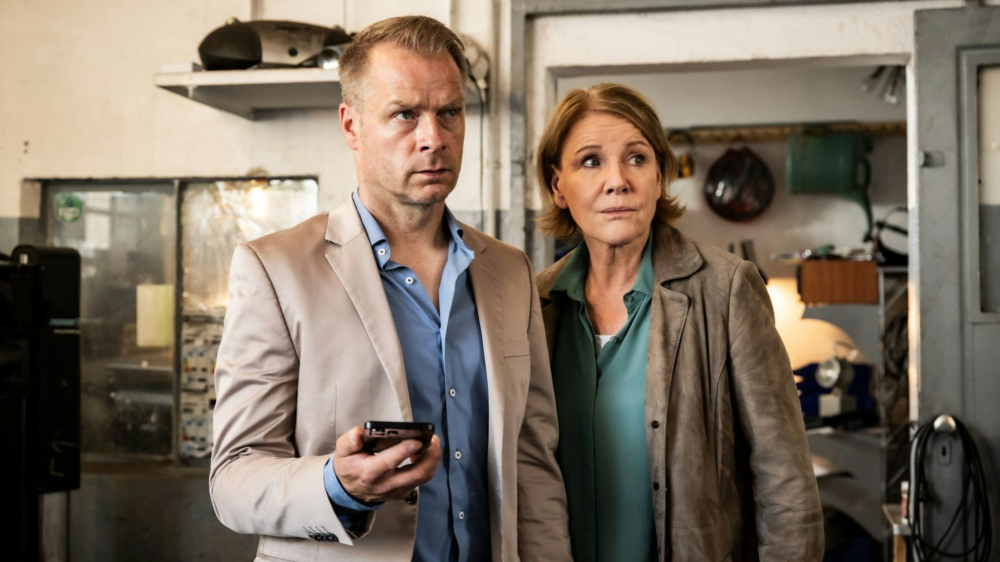 Marie Brand (Mariele Millowitsch) und Jürgen Simmel (Hinnerk Schönemann) verfolgen die Ortung des Handys des toten Au-pairs.