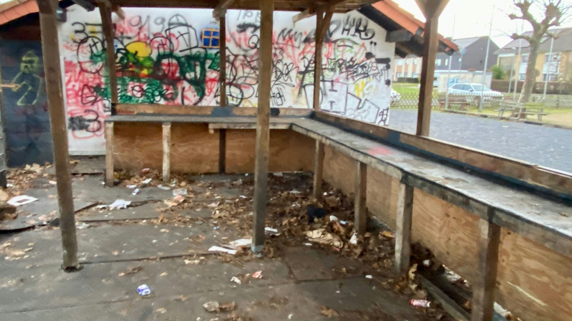 Das Bild zeigt einen verwahrlosten Unterstand.