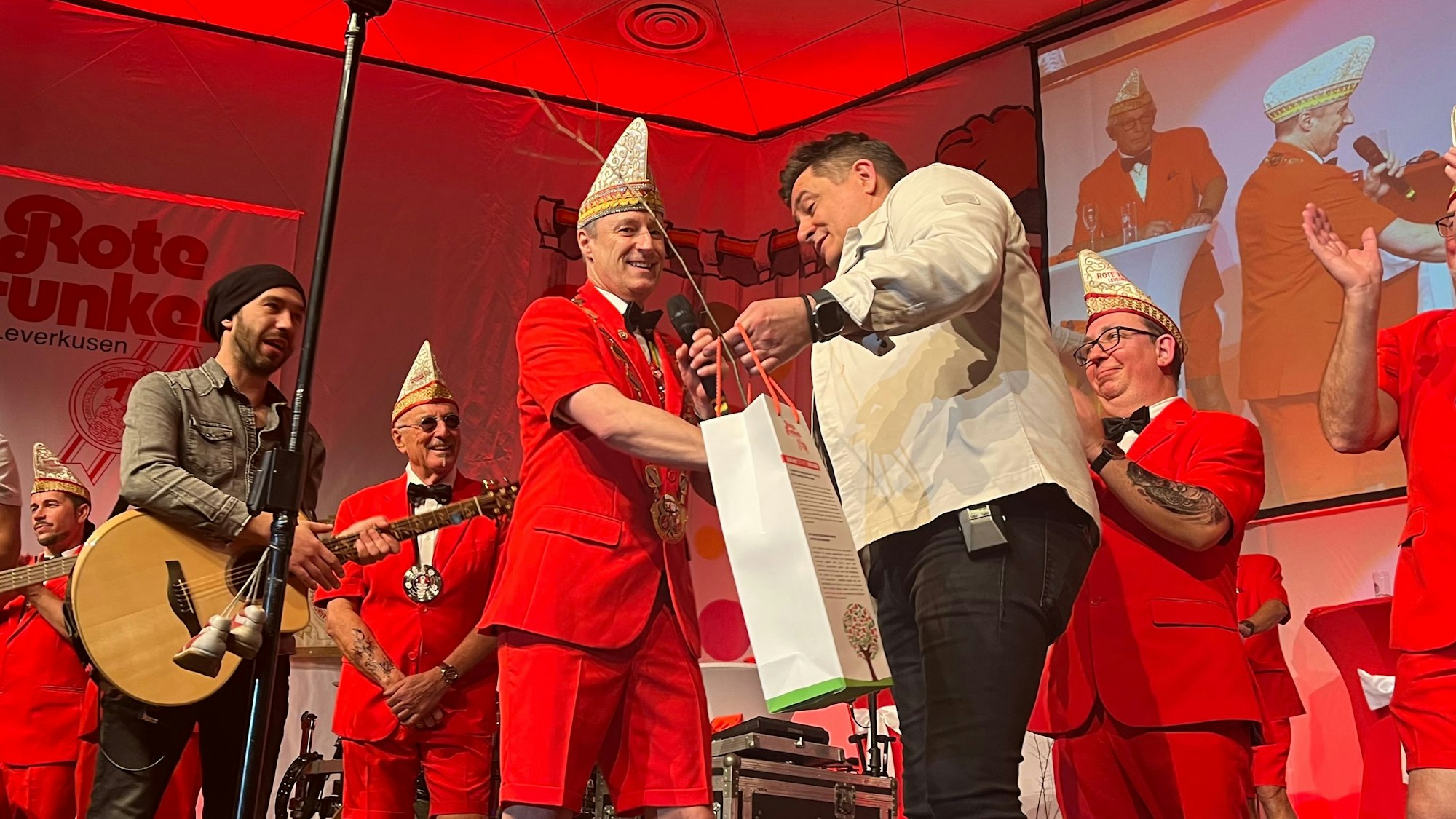 Männer auf der Bühne.