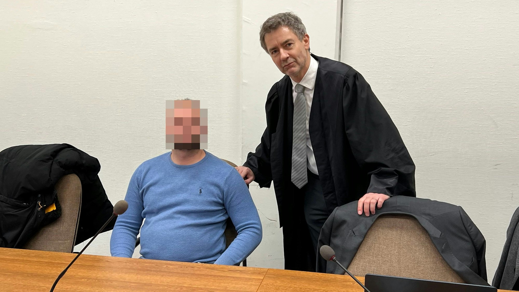 Der Angeklagte mit seinem Verteidiger Marc Donay beim Prozessauftakt im Kölner Landgericht