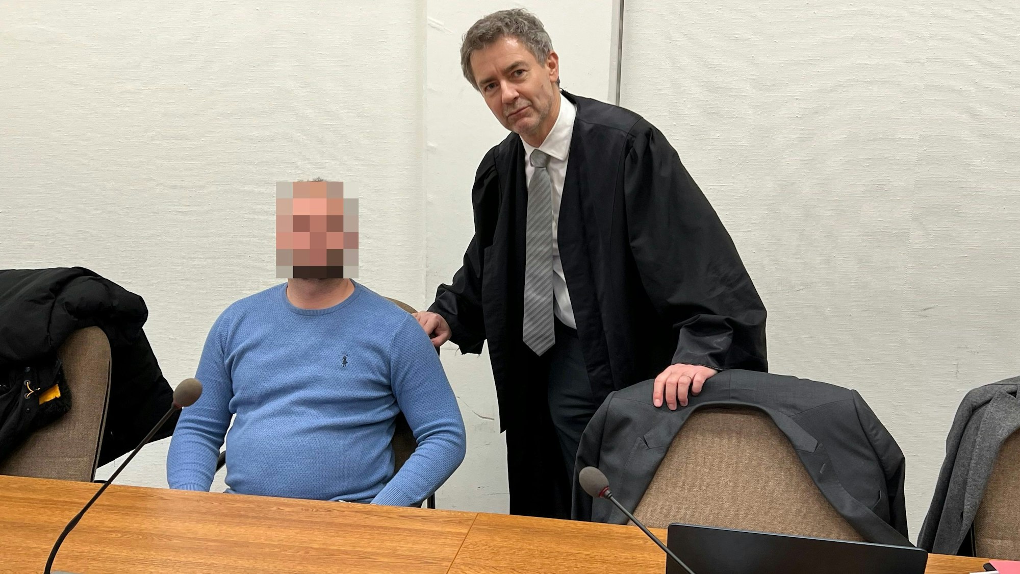 Der Angeklagte mit seinem Verteidiger Marc Donay beim Prozessauftakt im Kölner Landgericht
