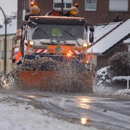 Ein Winterdienstfahrzeug fährt durch Euskirchen.