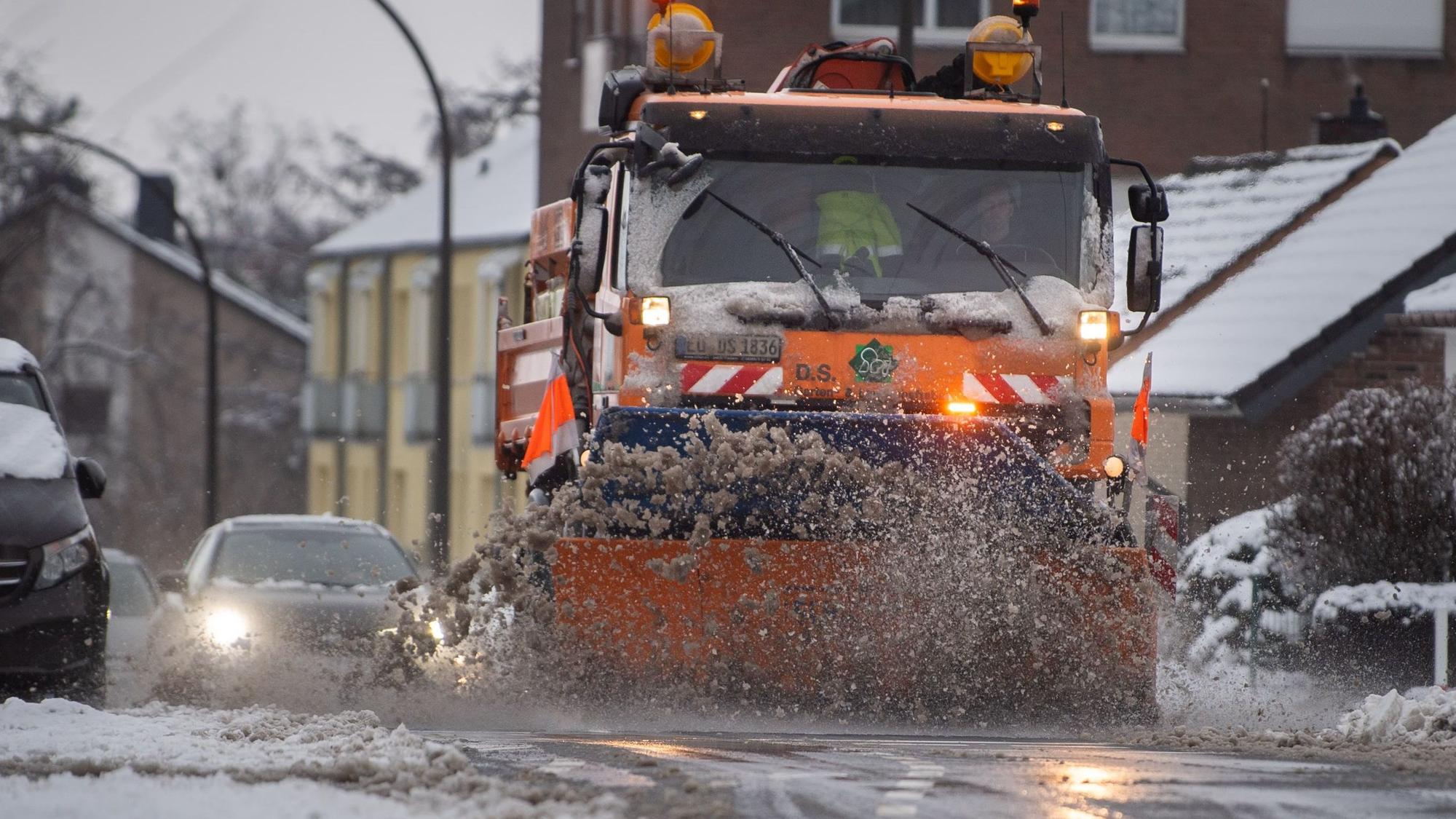 Ein Winterdienstfahrzeug fährt durch Euskirchen.