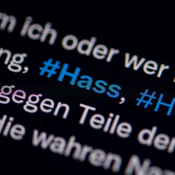 ILLUSTRATION - 20.01.2022, Berlin: Auf dem Bildschirm eines Smartphones sieht man die Hashtags (#) Hass und Hetze in einem Post auf Twitter (heute X). (zu dpa: «Dutzende Hochschulen wollen ihre X-Accounts stilllegen») Foto: Fabian Sommer/dpa +++ dpa-Bildfunk +++