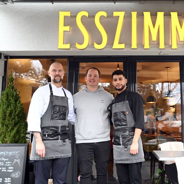 07.01.2025 Köln. Gastrokolumne Schmeckt's, Frau Floß? über das „Esszimmer Köln“. V. Li.: Philipp Drosten, Alexander Marx, Mahdi Mezni. Foto: Alexander Schwaiger