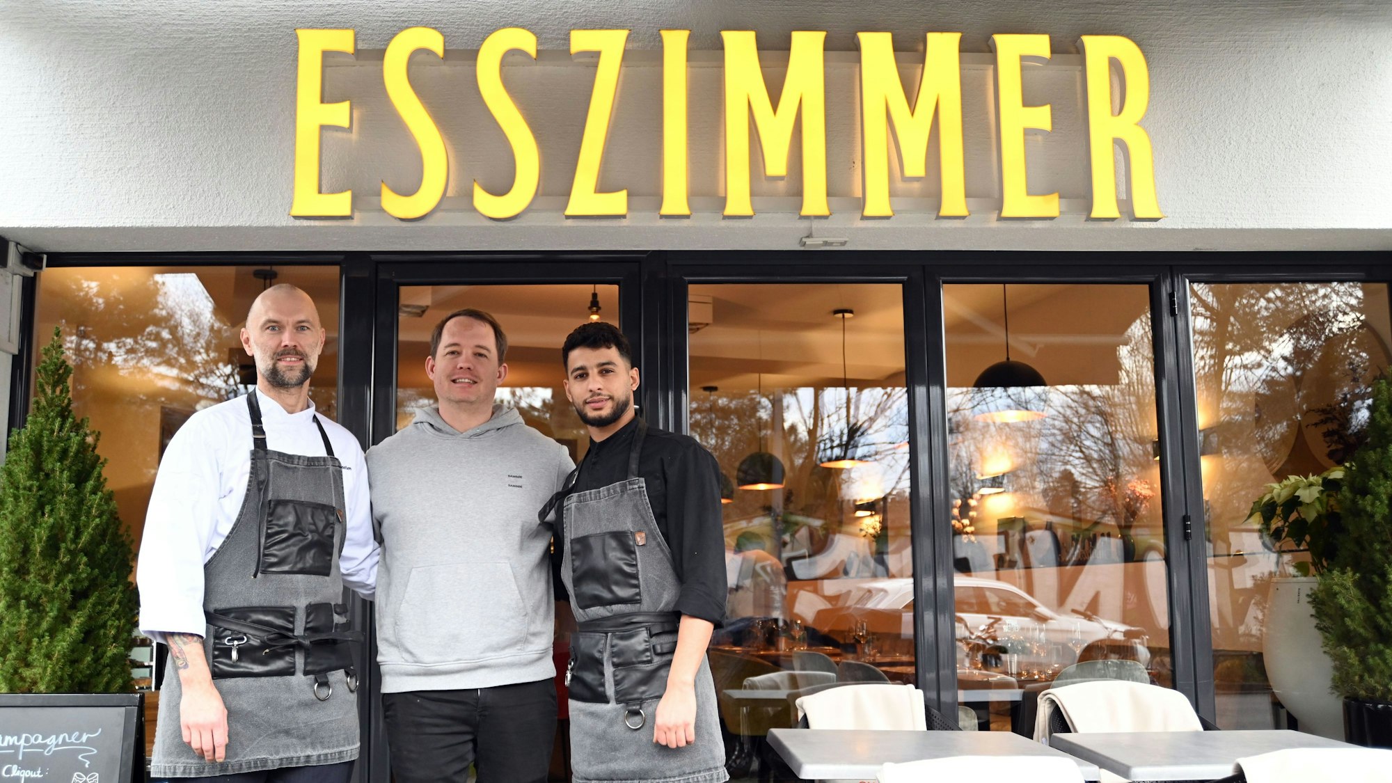 07.01.2025 Köln. Gastrokolumne Schmeckt's, Frau Floß? über das „Esszimmer Köln“. V. Li.: Philipp Drosten, Alexander Marx, Mahdi Mezni. Foto: Alexander Schwaiger
