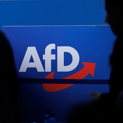 Auf dem Foto ist der Schriftzug der Partei AfD zu sehen.
