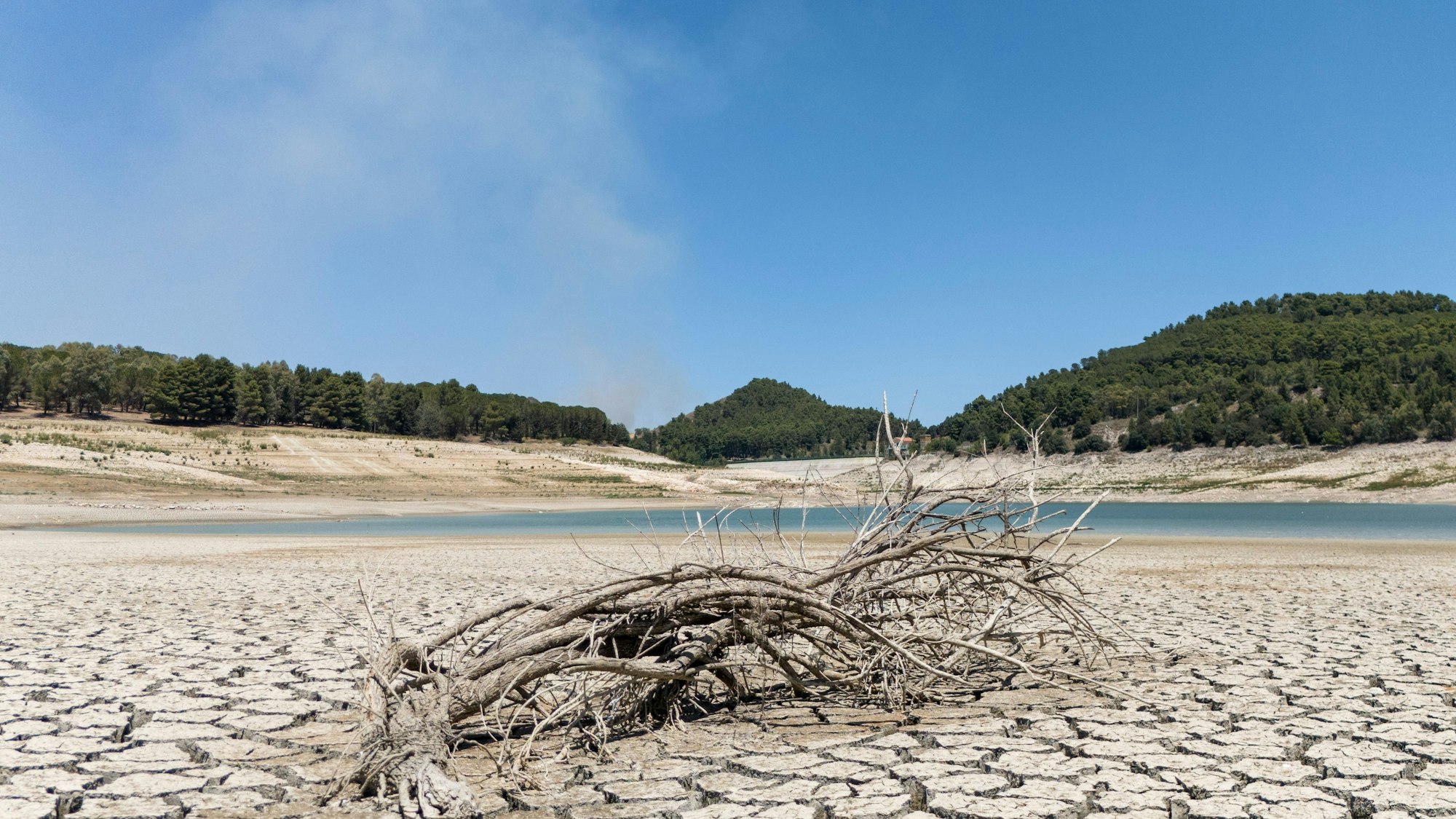 Der Fanaco-See, der einen großen Teil des südlichen Siziliens mit Wasser versorgt, zeigt einen extrem niedrigen Wasserstand.