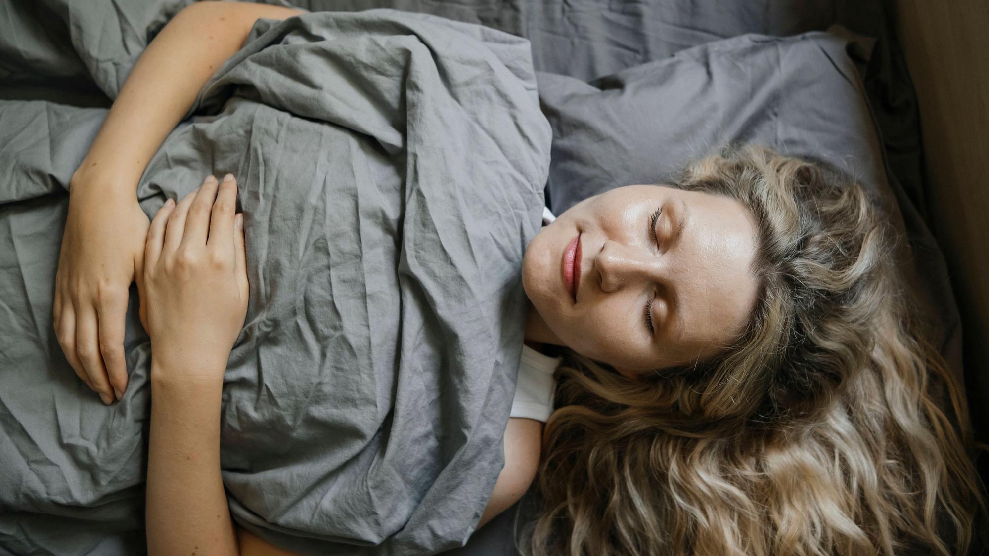 Eine Frau liegt im Bett und schläft