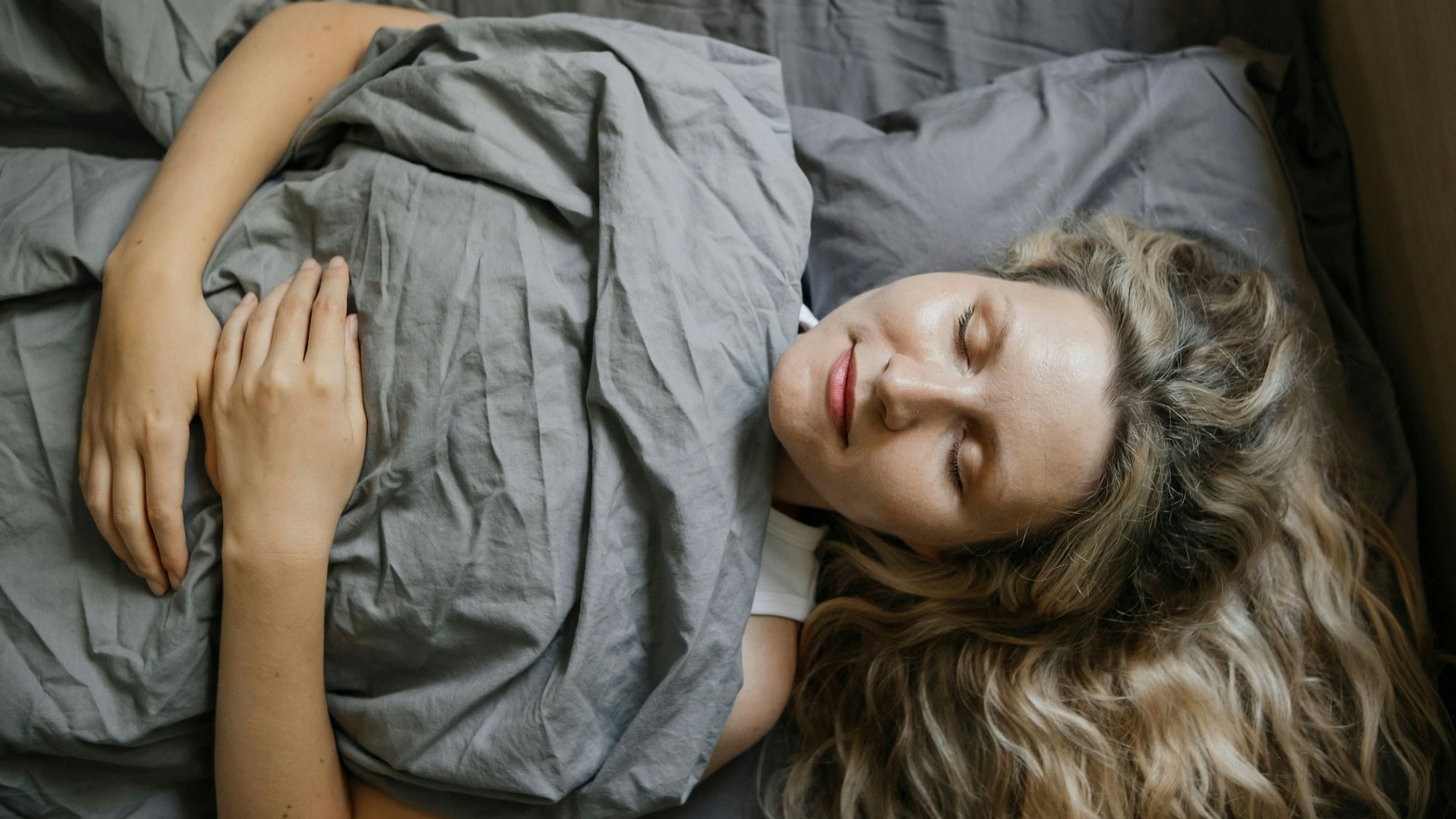 Eine Frau liegt im Bett und schläft