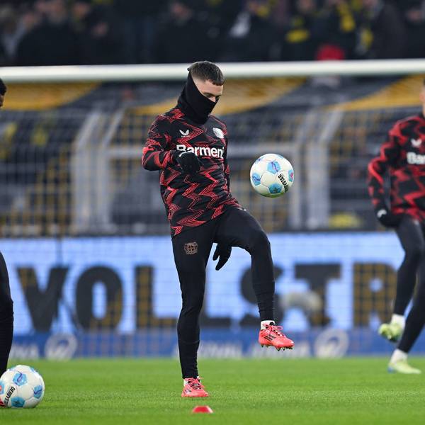 Saß dann nur auf der Bank: Florian Wirtz beim Aufwärmprogramm in Dortmund.