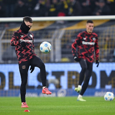Saß dann nur auf der Bank: Florian Wirtz beim Aufwärmprogramm in Dortmund.