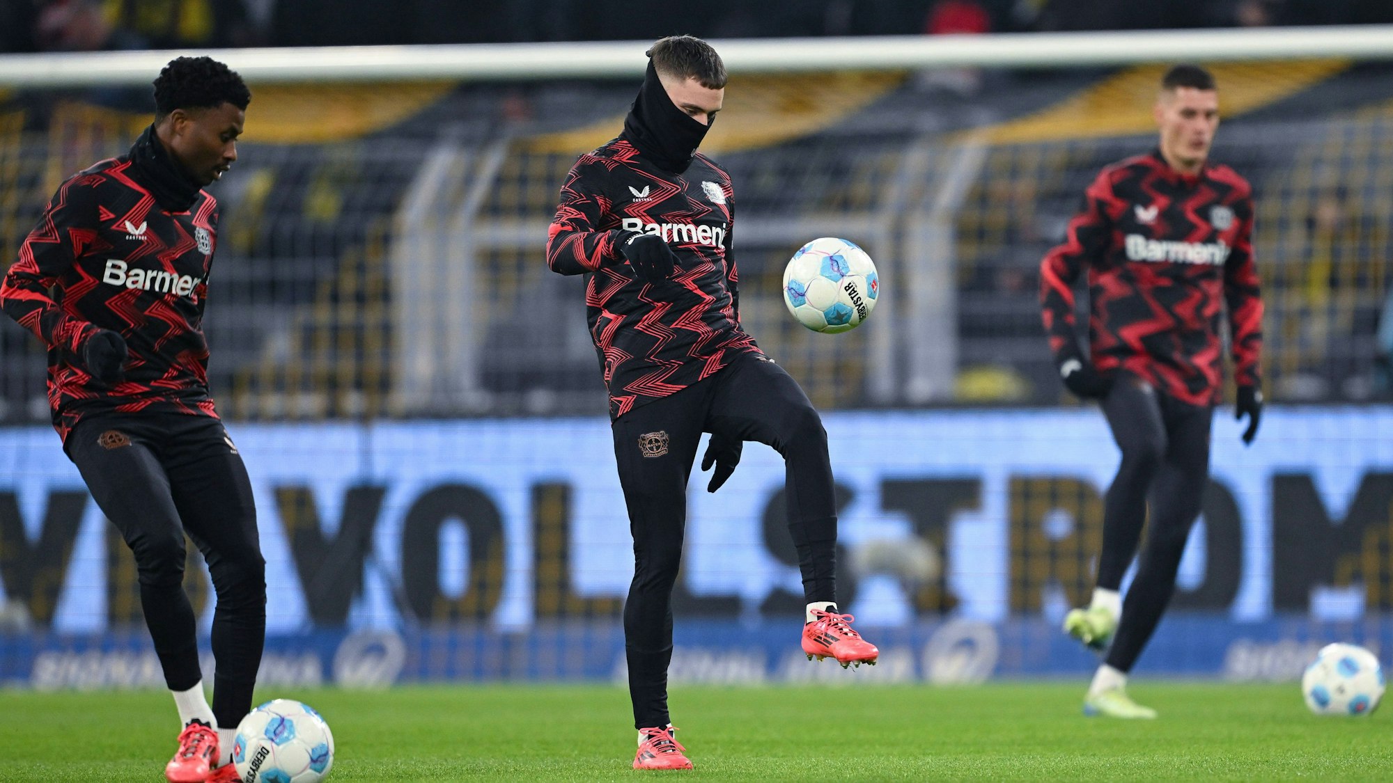 Saß dann nur auf der Bank: Florian Wirtz beim Aufwärmprogramm in Dortmund.
