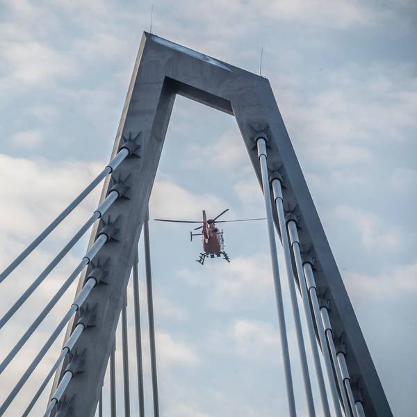 Auf den oben abgeschrägten Brückenpylonen liegt Schnee und Eis. Deshalb wurden die Autobahn 1 und der Brückenradweg gesperrt. Ein Versuch, das Eis mit einem Hubschrauber abzulösen, schlug fehl.