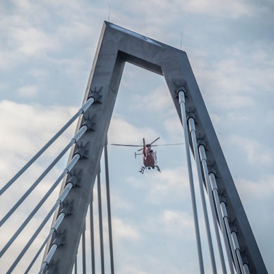 Auf den oben abgeschrägten Brückenpylonen liegt Schnee und Eis. Deshalb wurden die Autobahn 1 und der Brückenradweg gesperrt. Ein Versuch, das Eis mit einem Hubschrauber abzulösen, schlug fehl.