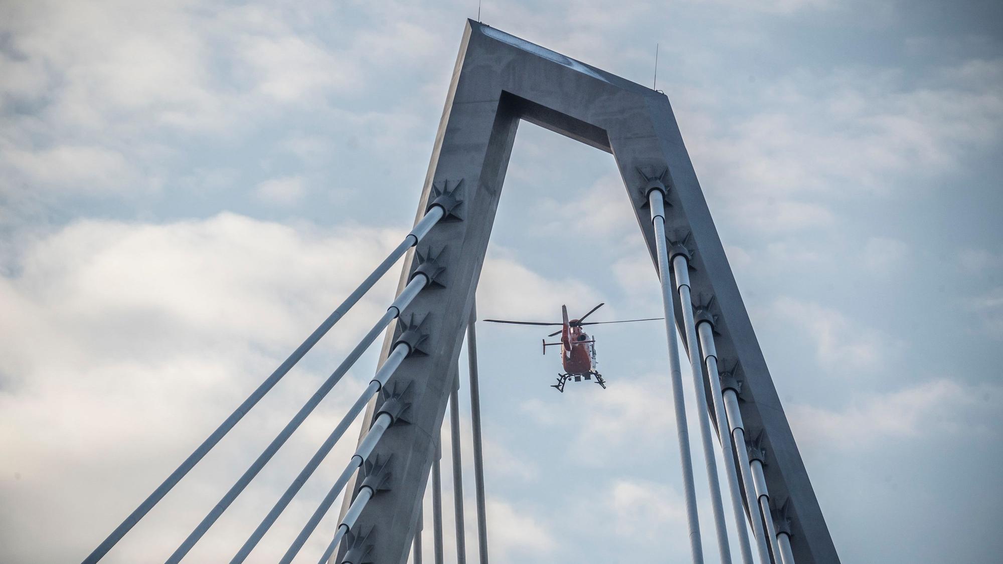 Auf den oben abgeschrägten Brückenpylonen liegt Schnee und Eis. Deshalb wurden die Autobahn 1 und der Brückenradweg gesperrt. Ein Versuch, das Eis mit einem Hubschrauber abzulösen, schlug fehl.