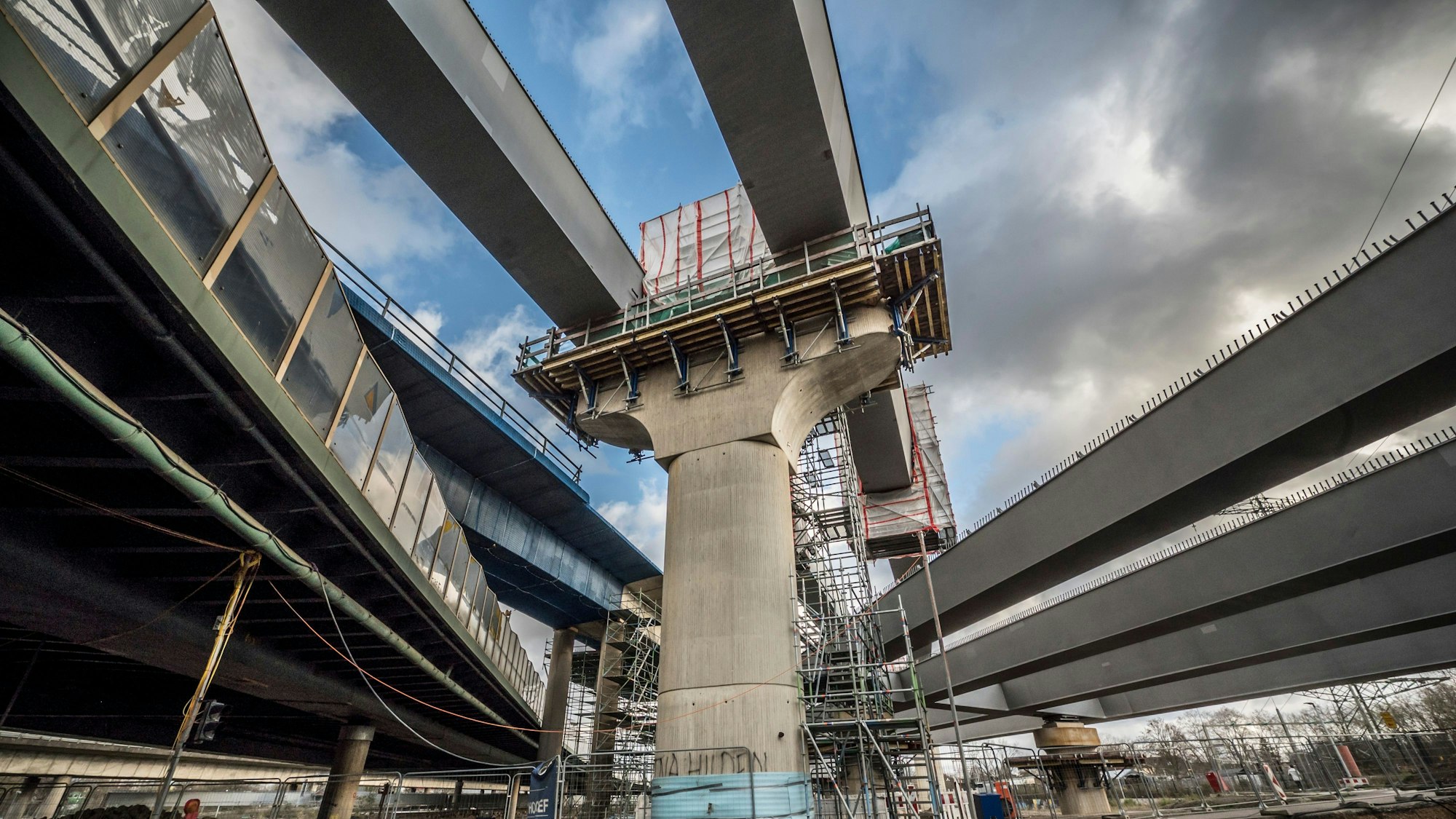 Im Kreuz Leverkusen-West, hier im Januar, wird wieder gebaut.