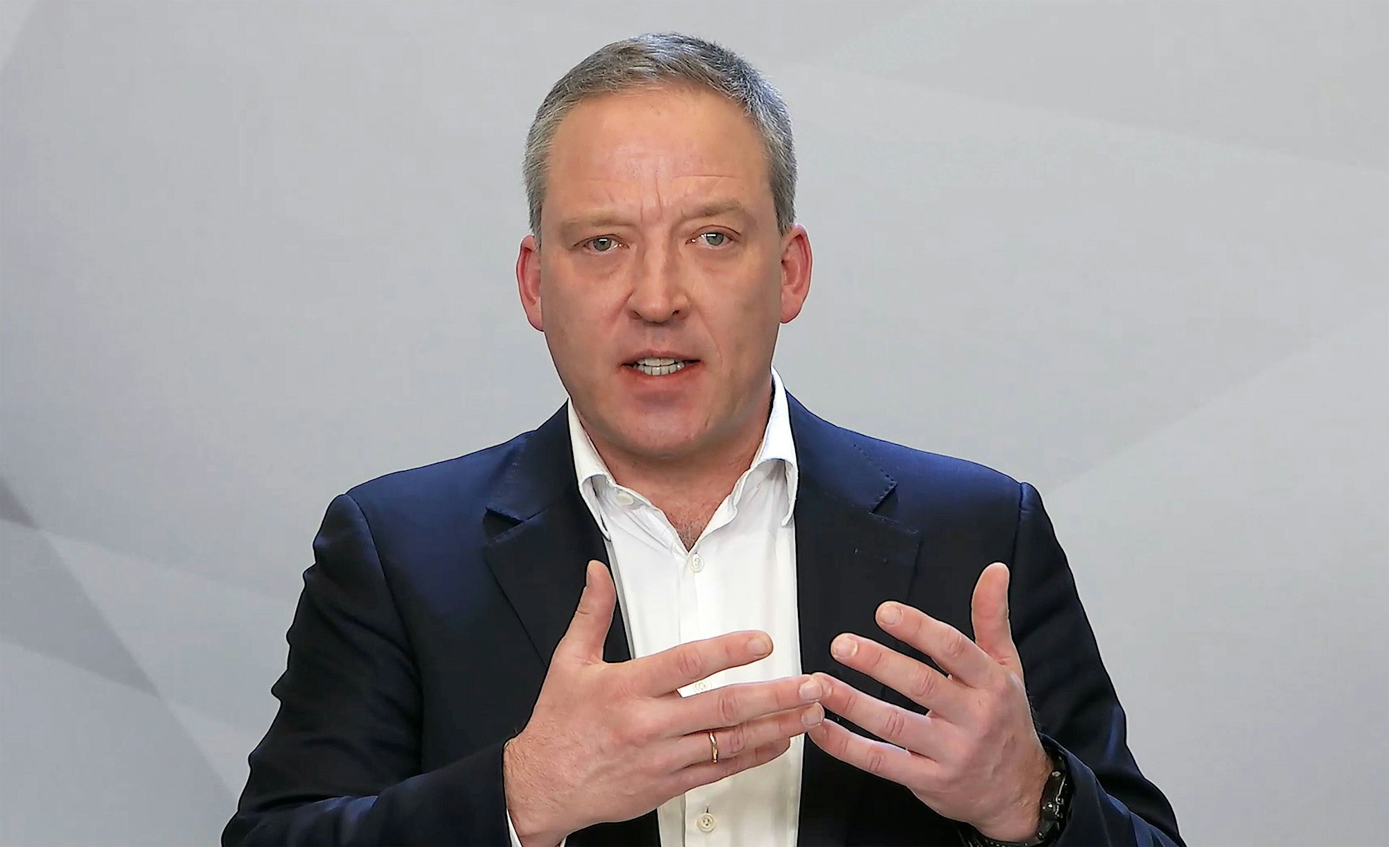 Matthias Zachert, Vorstandsvorsitzender von Lanxess, stellt die Bilanzzahlen vor (Archivbild)