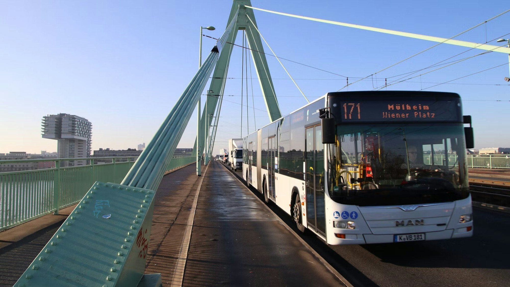 Ein Expressbus der Linie 171 fährt über die Severinsbrücke.