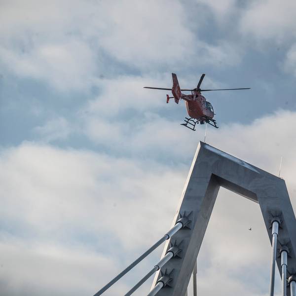 Die Autobahn GmbH versucht, Schnee und Eis mit einem Hubschrauber von den abgeschrägten Brückenpylonen zu lösen.