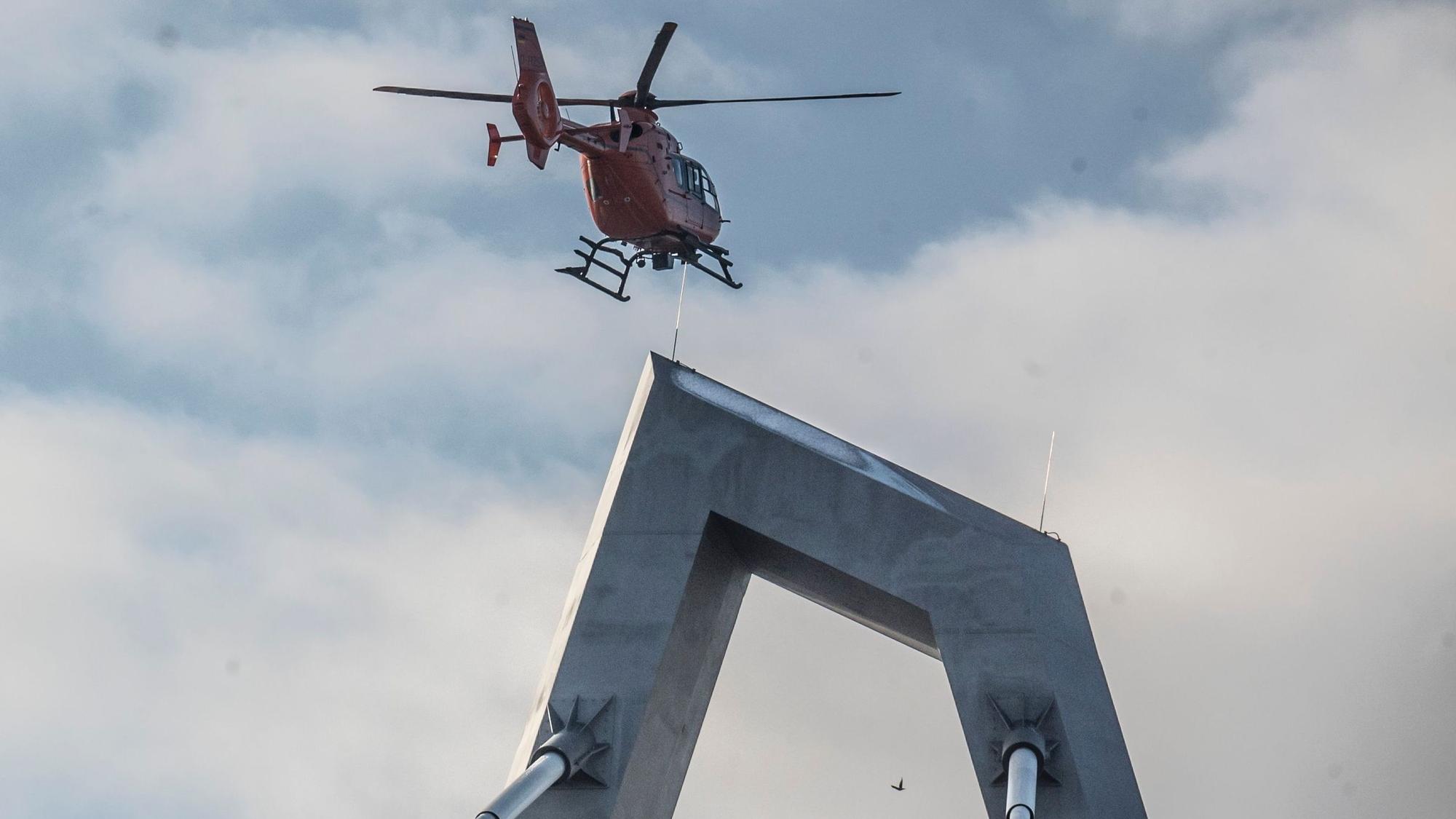 Die Autobahn GmbH versucht, Schnee und Eis mit einem Hubschrauber von den abgeschrägten Brückenpylonen zu lösen.