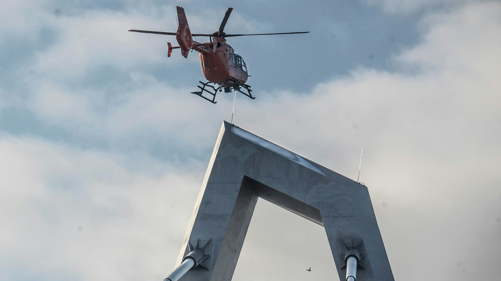 Die Autobahn GmbH versucht, Schnee und Eis mit einem Hubschrauber von den abgeschrägten Brückenpylonen zu lösen.
